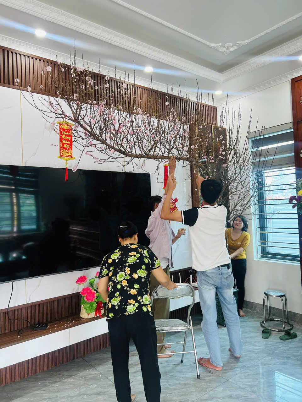 Chọn bình cỡ lớn phù hợp với cành cao