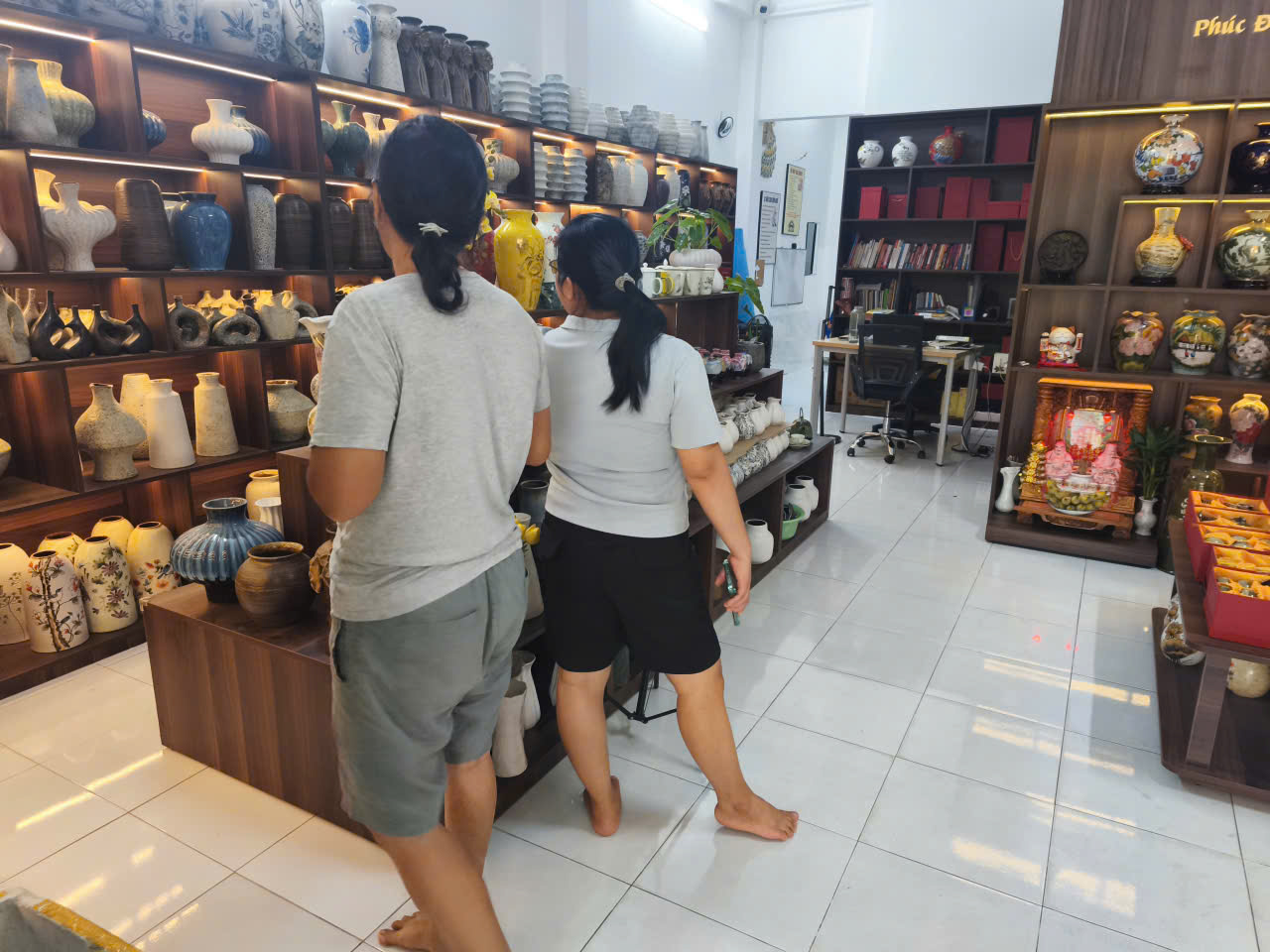 Khách Tham Quan Mua Bình Cắm Hoa Tại Showroom Gốm Sứ Fulo