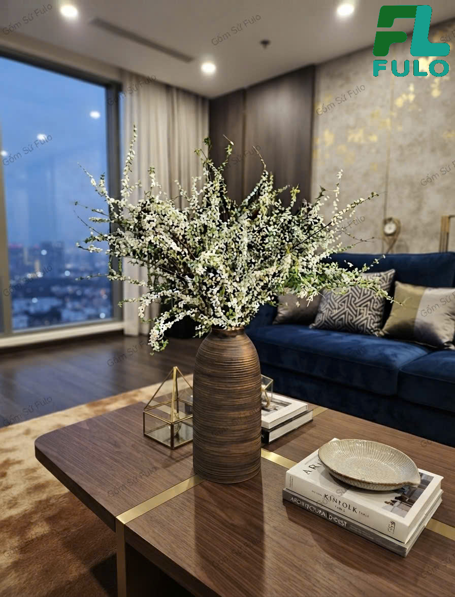 Bình cắm hoa tuyết mai cho quày lễ tân