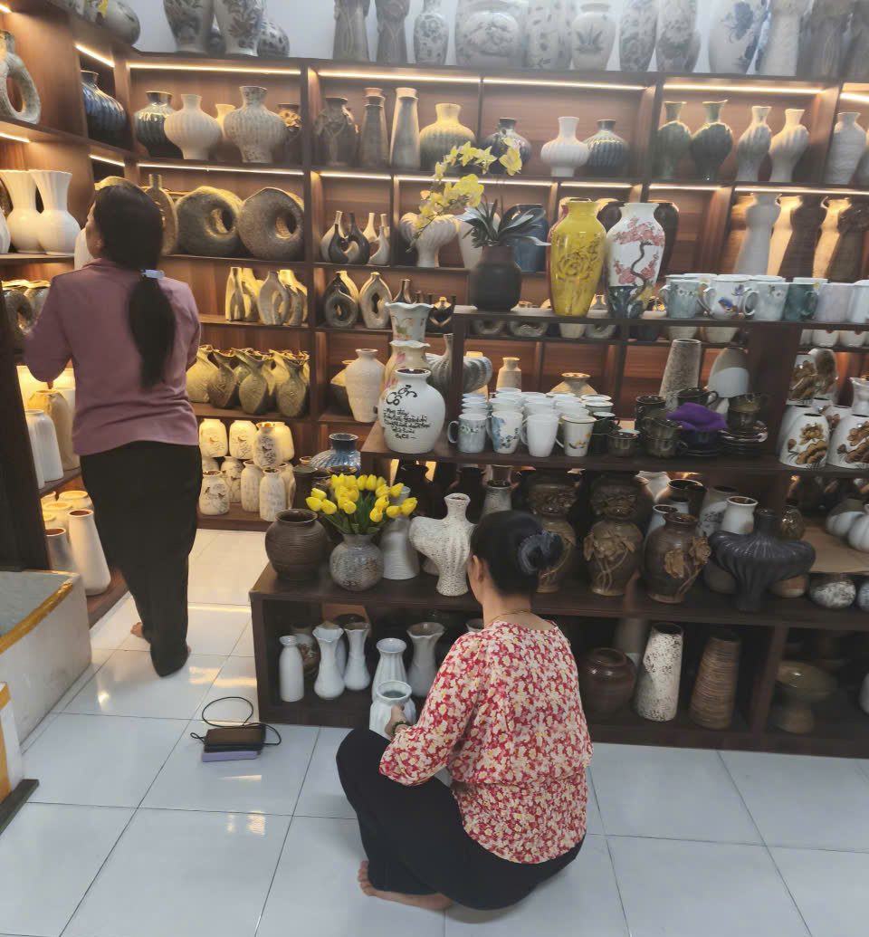 Khách Mua Hàng Tại Cửa Hàng Gốm Sứ Fulo