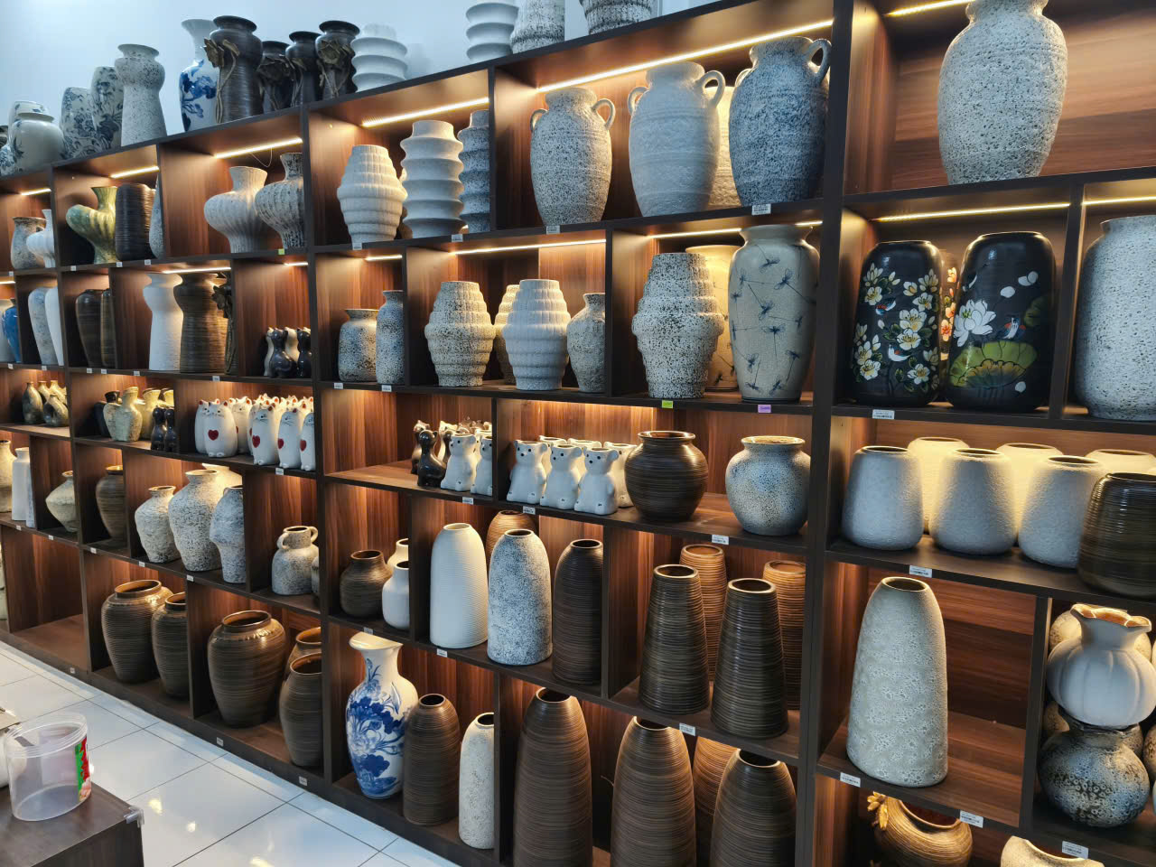 Showroom Trưng Bày Sản Phẩm Mẫu Của Gốm Sứ Fulo