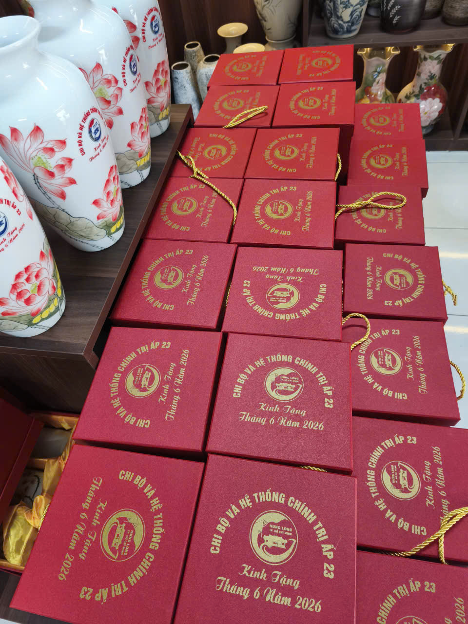 Bình hoa quà tặng đại hội chi bộ
